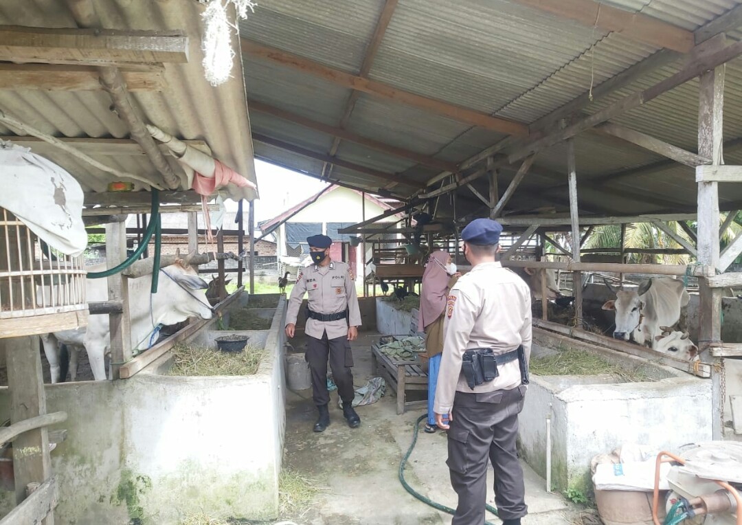 Giat Patroli Dialogis, Personil Satbrimob Polda Sumsel Disambut Hangat Oleh Peternak dan Petani Oku Timur