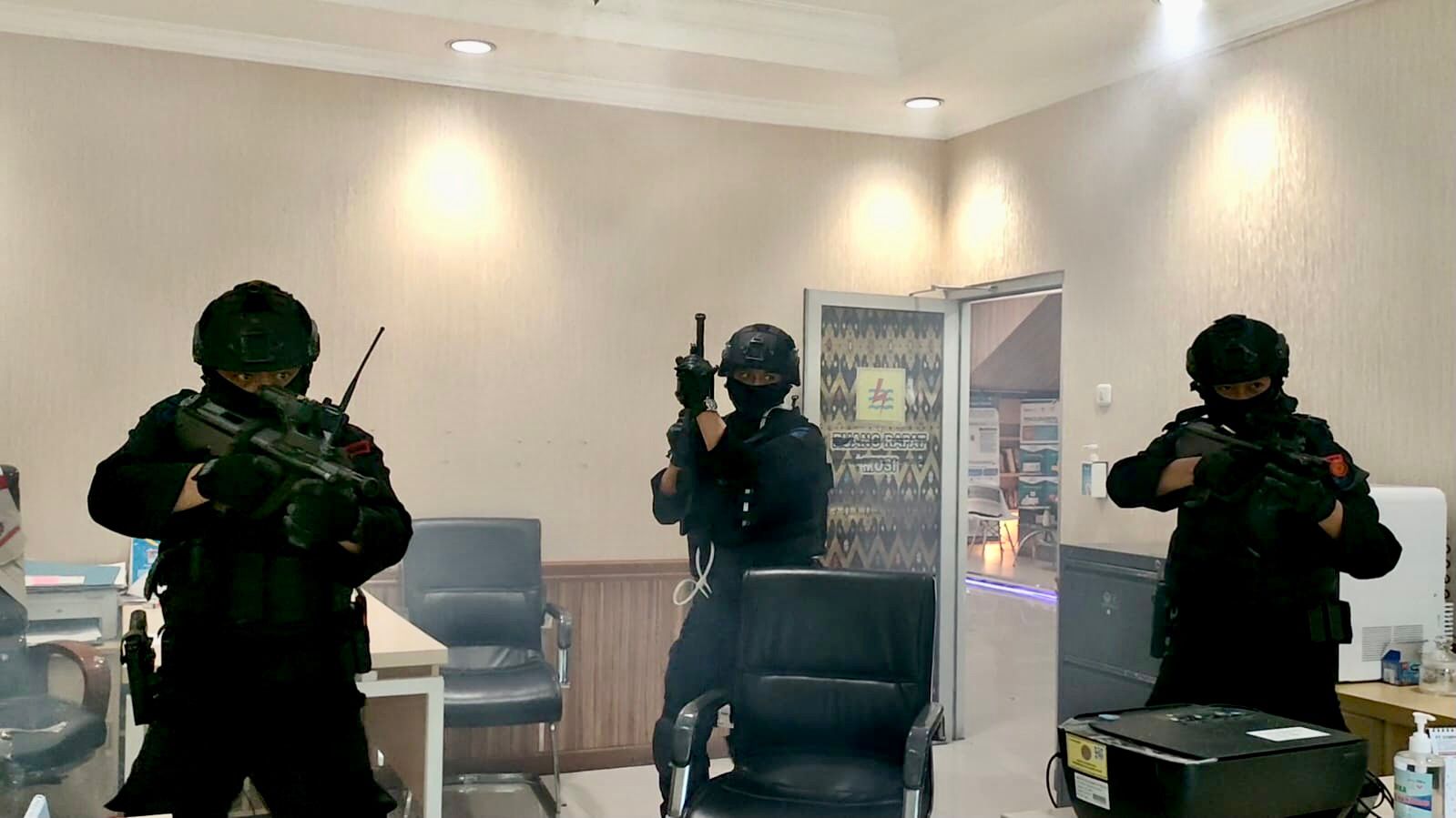 Langkah Cepat Satbrimob Polda Sumsel Terjunkan Unit Wanteror dan Unit Jibom Gegana Akhiri Drama Penyanderaan Karyawan PT PLN UW S2JB