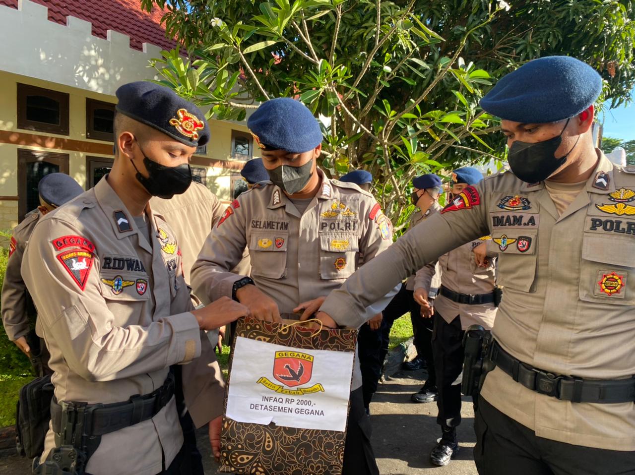Memupuk Jiwa Sosial Personil Satbrimob Polda Kaltim Salahsatunya Melalui  Program  Infaq 2000
