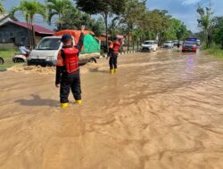 Brimob Kaltim Terjunkan Tim SAR, Evakuasi Warga Terdampak Banjir Diwilayah Samarinda Brimob Kaltim Terjunkan Tim SAR, Evakuasi Warga Terdampak Banjir Diwilayah Samarinda