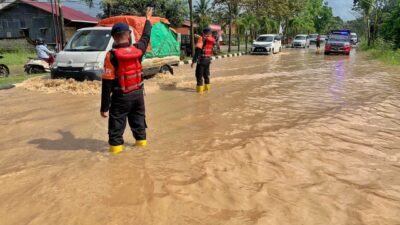 Brimob Kaltim Terjunkan Tim SAR, Evakuasi Warga Terdampak Banjir Diwilayah Samarinda