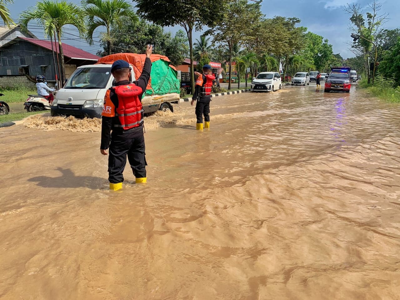 Brimob Kaltim Terjunkan Tim SAR, Evakuasi Warga Terdampak Banjir Diwilayah Samarinda