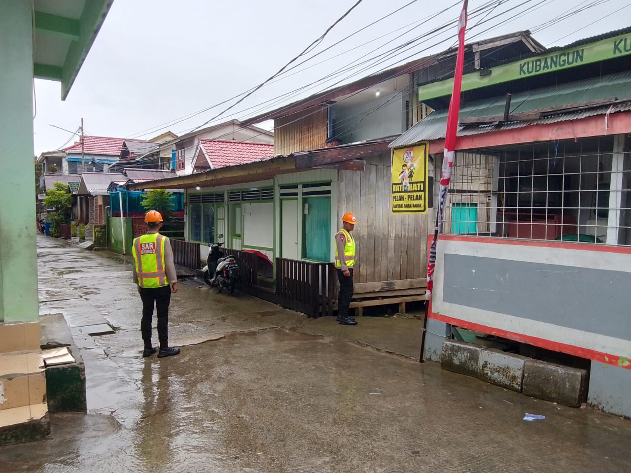 Balikpapan Dilanda Hujan Deras, Quick Respons Brimob Polda Kaltim Pantau Titik Rawan Banjir
