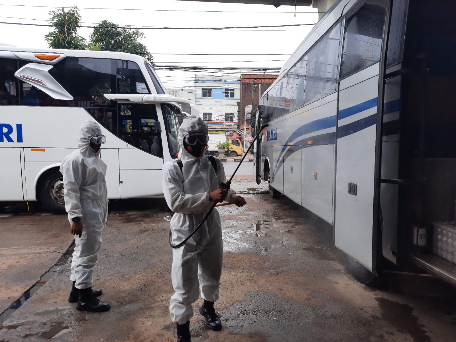 Fasilitas Publik Di Kota Palembang, Disemprot Cairan Desinfektan Oleh Satbrimob Polda Sumsel Guna Mencegah Penyebaran Wabah Covid 19