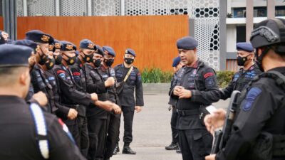 Aksi Unras Kenaikan BBM Di Depan Kantor Gubernur Sumsel, Brimob Polda Sumsel Lakukan Pengamanan