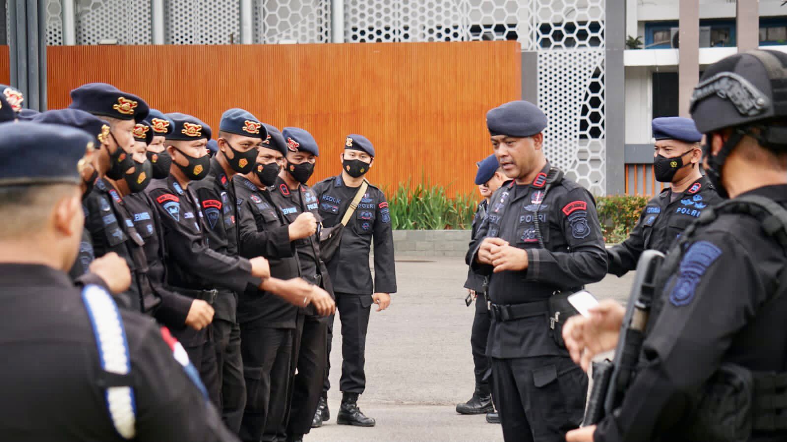 Aksi Unras Kenaikan BBM Di Depan Kantor Gubernur Sumsel, Brimob Polda Sumsel Lakukan Pengamanan