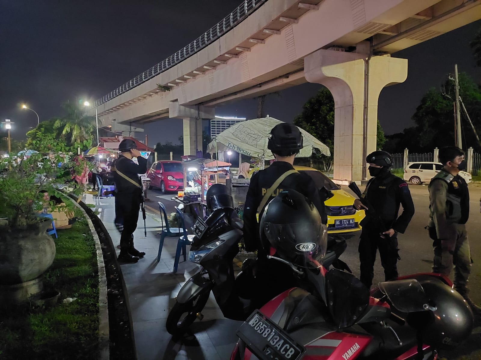Cegah Kejahatan Jalanan Khususnya Malam Hari Di Kota Palembang, Brimob Polda Sumsel Laksanakan Patroli