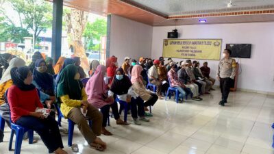 Wujud Kepedulian, Brimob Polda Sumsel Salurkan Bansos Kepada Masyarakat Yang Terdampak Kenaikan BBM