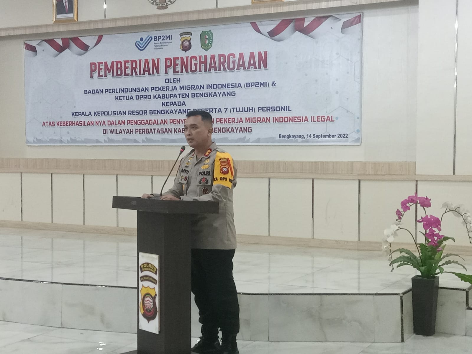 Kapolres Bengkayang AKBP Dr, Bayu Suseno, SH, SIK, MM, MH. Menerima Penghargaan Dari (BP2MI) & Ketua DPRD Bengkayang 2022