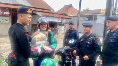 Wujud Kepedulian Kepada Masyarakat, Brimob Sumsel Salurkan Bantuan Kepada Supir Angkot Dan Pengemudi Ojol Kota Palembang