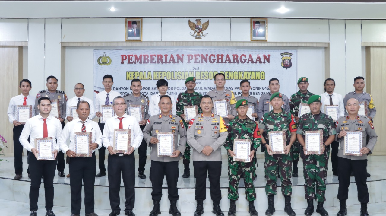 Wujud Sinergisitas Kapolres Bengkayang AKBP Dr. Bayu Suseno, SH, SIK, MM, MH Berikan Penghargaan Kepada Danyon B Pelopor, Danki Zipur B, Wadan Satgas Pamtas dan Personel Polres Bengkayang