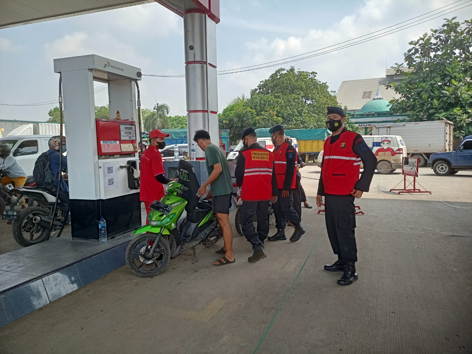 Selain Patroli, Brimob Polda Sumsel Juga Berikan Himbauan Kamtibmas Saat Menyambangi SPBU Di Kota Palembang