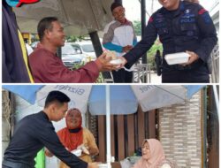Personel Brimob Sumsel Bagikan Nasi Kotak Kepada Masyarakat Kota Palembang Dalam Giat Jum’at Berkah