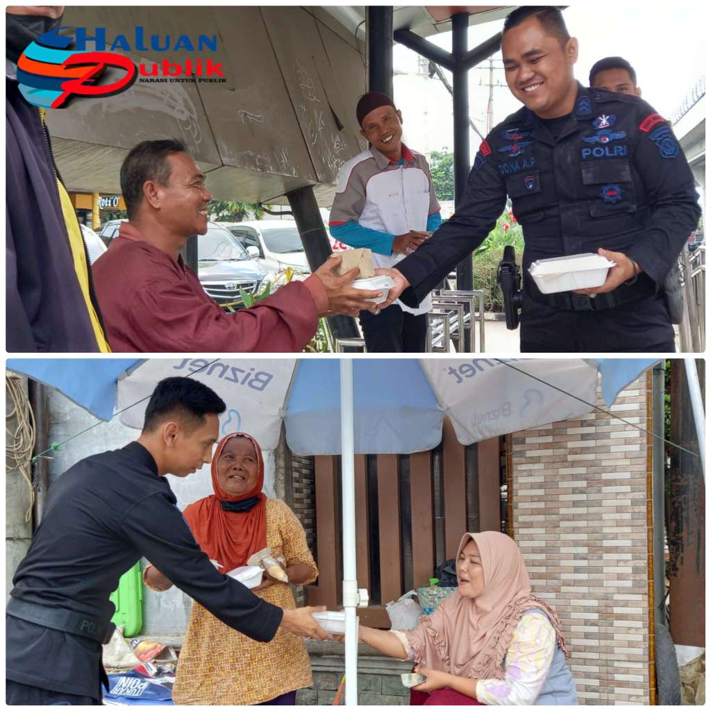Personel Brimob Sumsel Bagikan Nasi Kotak Kepada Masyarakat Kota Palembang Dalam Giat Jum’at Berkah