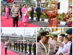 Personel Brimob Dan Jajaran Polda Sumsel Sambut Kedatangan Irjen Pol. Albertus Racmad Wibowo S. I. K Sebagi Kapolda Sumsel