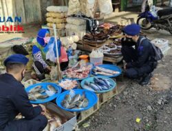 Personil Brimob Sumsel Sambangi Pasar Pendopo, Himbau Masyarakat Untuk Tetap Patuhi Prokes