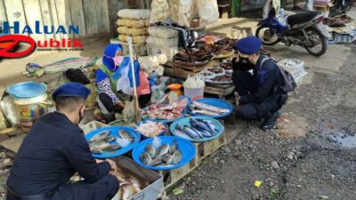 Personil Brimob Sumsel Sambangi Pasar Pendopo, Himbau Masyarakat Untuk Tetap Patuhi Prokes