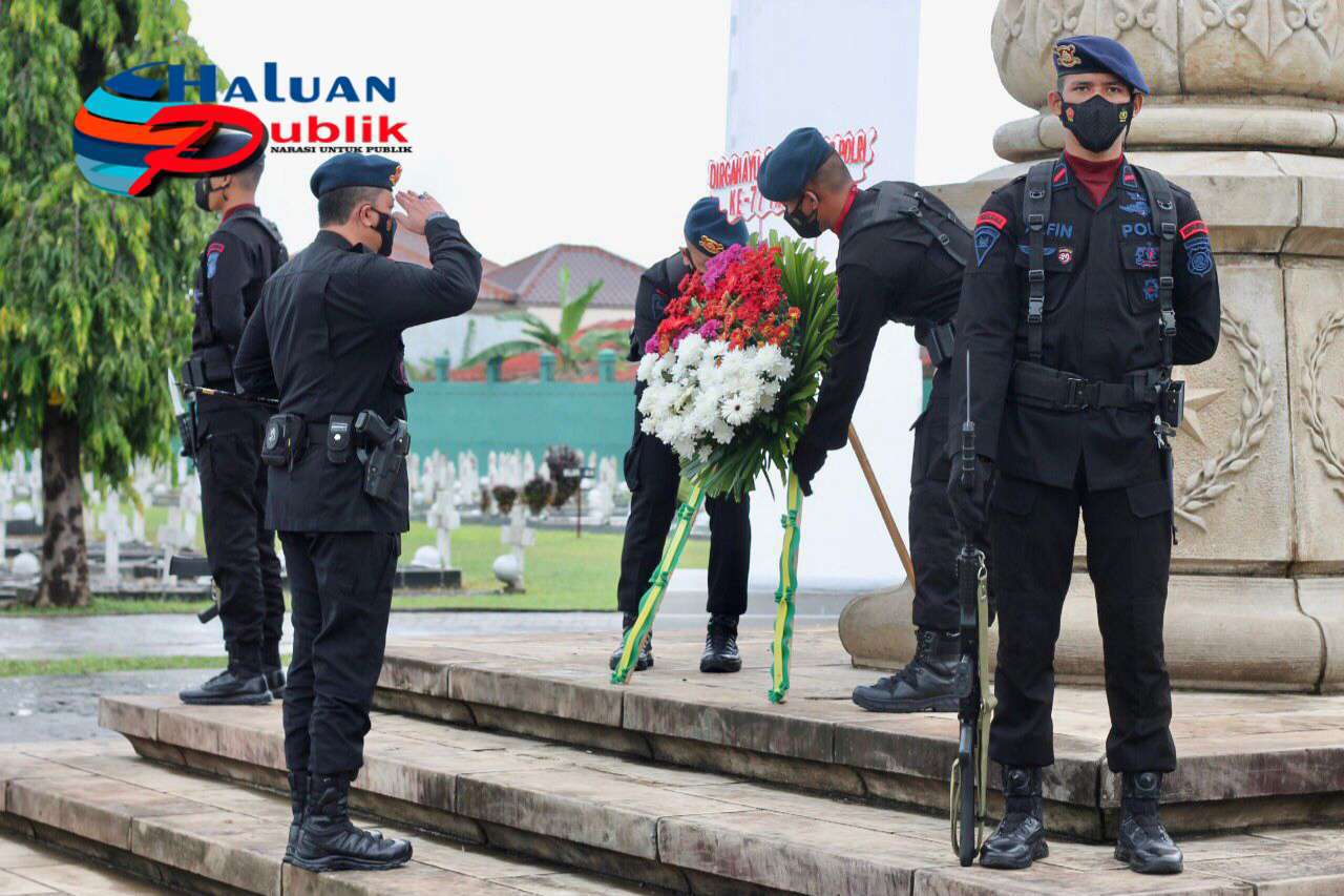 Brimob Polda Sumsel Laksanakan Ziarah dan Tabur Bunga Di TMP Ksatria Ksetra Siguntang Dalam Rangka Menyambut HUT Brimob Ke-77