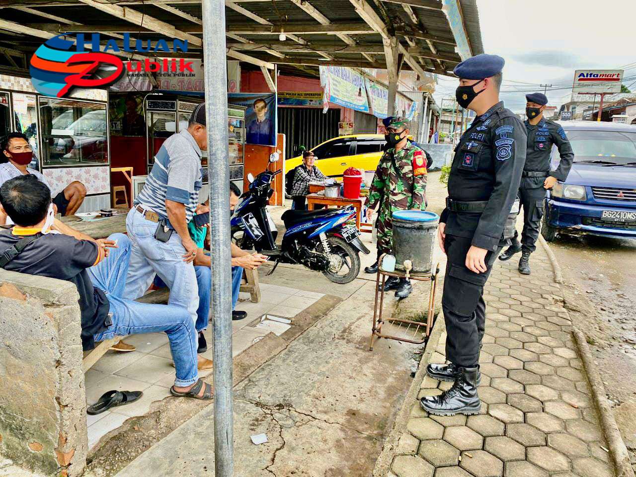 Berikan Jaminan Keamanan Bagi Masyarakat,  Personel Brimob Sumsel dan Koramil 404-03/Talang Ubi Laksanakan Patroli Bersama