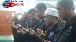 Doakan Para Korban Gempa Bumi Cianjur, Personel Batalyon A Pelopor Satbrimob Polda Sumsel Melaksanakan Shalat Gaib