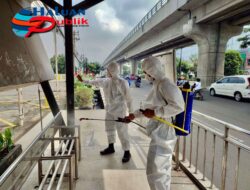 Brimob Polda Sumsel Rutin Lakukan Penyemprotan Desinfektan Terhadap Fasilitas Umum Guna Mencegah Penyebaran Virus Covid 19 Di Kota Palembang