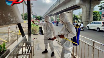 Brimob Polda Sumsel Rutin Lakukan Penyemprotan Desinfektan Terhadap Fasilitas Umum Guna Mencegah Penyebaran Virus Covid 19 Di Kota Palembang