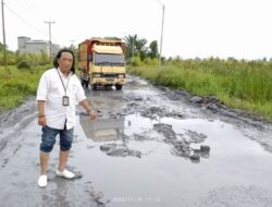 Akibat Jalan Rusak Parah Arah Penyebrangan Feri l, Warga minta Bupati Sambas Perbaiki 2022.