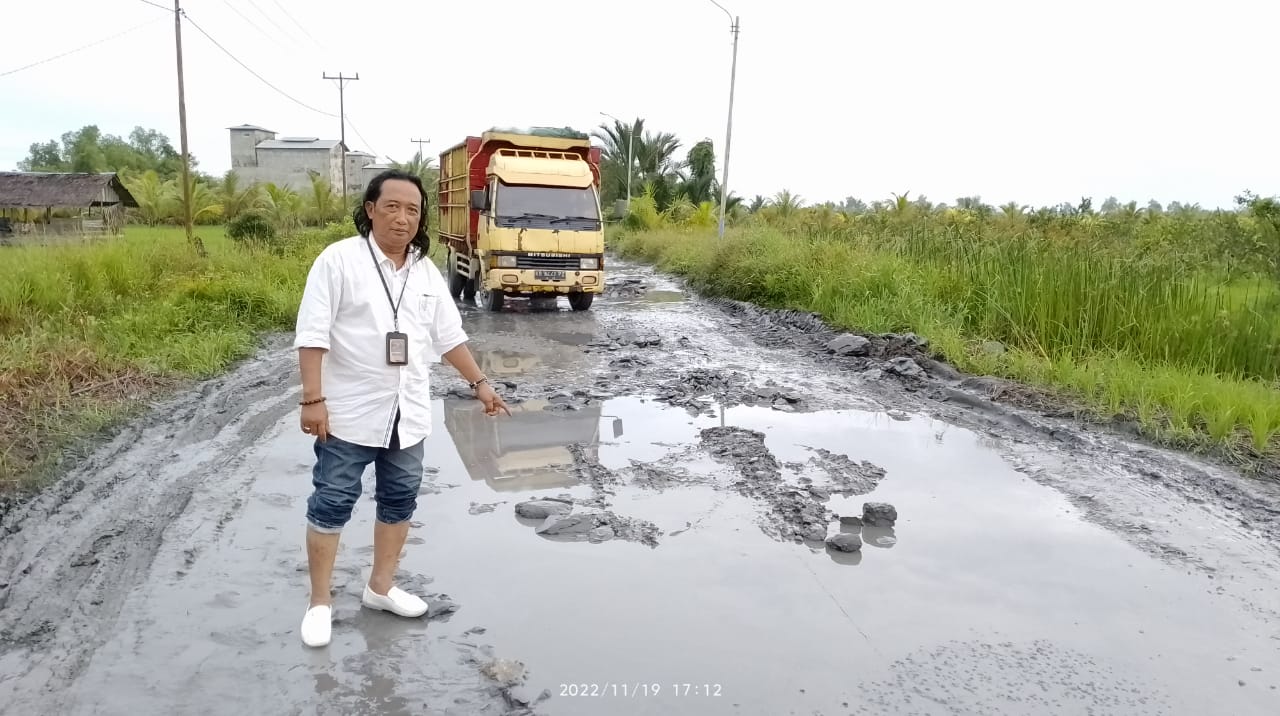 Akibat Jalan Rusak Parah Arah Penyebrangan Feri l, Warga minta Bupati Sambas Perbaiki 2022.