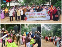 Bakti Sosial,  Dansat Brimob Polda Sumsel Mewakili Kapolda Bagikan 200 Paket Sembako Kepada Warga Disekitar Lokasi Latihan