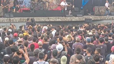 Iwan Fals dan Band Kembali Hibur Fansnya Di Panggung Kita Melalui Konser Bertalu Rindu “Aku Menyayangimu “