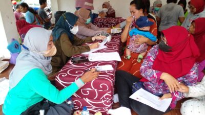 Kader dan Tenaga Kesehatan Kelurahan Sukatani Adakan Pengobatan Gratis di Kampung Merah Putih Tapos
