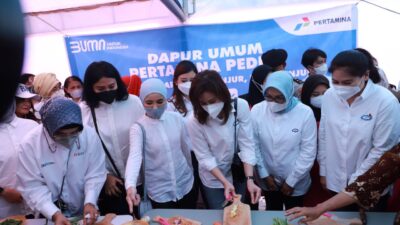 Sambangi Posko Korban Gempa Cianjur, Dirut Pertamina Serahkan Bantuan