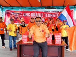 Para Pendukung Timnas Belanda Kota Ternate Membagikan Makanan Didepan mesjid Raya Menjelang Laga lawan Argentina 2022 Para Pendukung Timnas Belanda Kota Ternate Membagikan Makanan Didepan mesjid Raya Menjelang Laga lawan Argentina 2022
