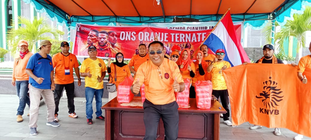 Para Pendukung Timnas Belanda Kota Ternate Membagikan Makanan Didepan mesjid Raya Menjelang Laga lawan Argentina 2022