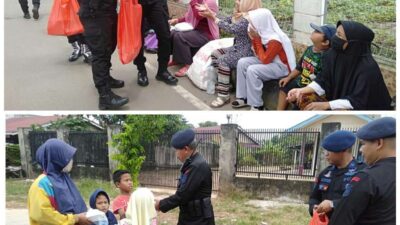 Personel Brimob Polda Sumsel Berbagi Sedekah di Jumat Berkah