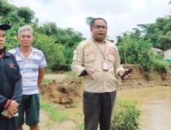 JALAN RAYA DAN SALAH SATU RUMAH WARGA TERKIKIS OLEH ARUS DERAS SUNGAI HANGMUI 2023 JALAN RAYA DAN SALAH SATU RUMAH WARGA TERKIKIS OLEH ARUS DERAS SUNGAI HANGMUI 2023