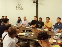 Silaturahmi Dan Pengarahan Ketua DPD Partai Golkar Kepada Para Caleg Dan Pengurus Partai Di Lantai 2 Imo Coffee. Silaturahmi Dan Pengarahan Ketua DPD Partai Golkar Kepada Para Caleg Dan Pengurus Partai Di Lantai 2 Imo Coffee.