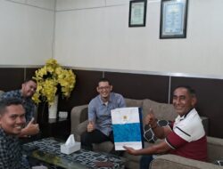 Kades Wayaloar Zeth Daeng Menerima Cendramata Dan Diterima Manager PLN Provinsi Bapak Eka Saat Berkunjung Ke PLN Ternate 2023 Kades Wayaloar Zeth Daeng Menerima Cendramata Dan Diterima Manager PLN Provinsi Bapak Eka Saat Berkunjung Ke PLN Ternate 2023