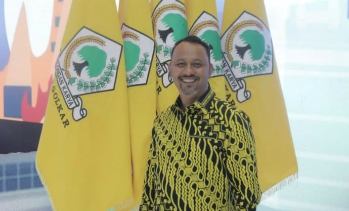 Plt Ketua Golkar Kubu Raya, Muhammad Iqbal Zafarullah, diduga bunuh diri dengan melompat ke Sungai Kapuas, Desa Kuala Dua, Kecamatan Sungai Raya, Kabupaten Kubu Raya, Kalimantan Barat.