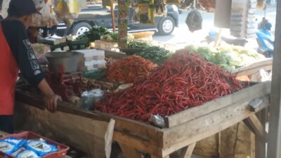 Ekonomi Masyarakat Lemah, Pendapatan Pedagang Lapak Sayur di Cisoka Menurun