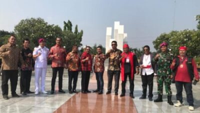 HUT Pattimura ke-206, Alumni STM Ambon Sejabodetabek Bareng M1R SSB Gelar Tabur Bunga di TMP