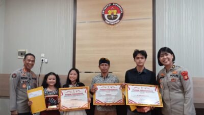 Kapolda Sumsel Berikan Penghargaan Kepada Anggota IWO Indonesia Ogan Ilir