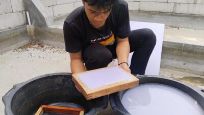 Mahasiswa Undip Melakukan Recycle Buku Tidak Layak Baca Menjadi Kertas Daur Ulang