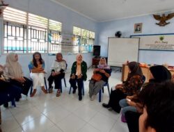 KKN Tematik Undip Lakukan Pendampingan Sertifikasi Halal dan NIB (Nomor Induk Berusaha) bagi UMKM di Kelurahan Sugihwaras KKN Tematik Undip Lakukan Pendampingan Sertifikasi Halal dan NIB (Nomor Induk Berusaha) bagi UMKM di Kelurahan Sugihwaras