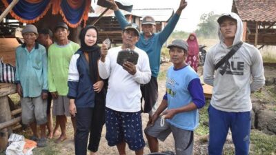 Menakjubkan! Mahasiswa KKNT UNDIP Sulap Sampah Plastik Menjadi Paving Blok