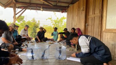 Mau Bercocok Tanam, tapi Tidak Memiliki Lahan? Ini Solusinya : Mahasiswa KKN UNDIP TIM II Melakukan Pelatihan Pembuatan Hidroponik
