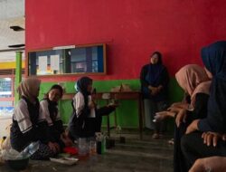 Demi meningkatan Edukasi Warga, Mahasiswa KKN Tematik Undip Desa Bojongnangka Penyuluhan Pemanfaatan Kemasan Botol Plastik Menjadi Terrarium Demi meningkatan Edukasi Warga, Mahasiswa KKN Tematik Undip Desa Bojongnangka Penyuluhan Pemanfaatan Kemasan Botol Plastik Menjadi Terrarium