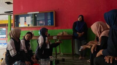 Demi meningkatan Edukasi Warga, Mahasiswa KKN Tematik Undip Desa Bojongnangka Penyuluhan Pemanfaatan Kemasan Botol Plastik Menjadi Terrarium
