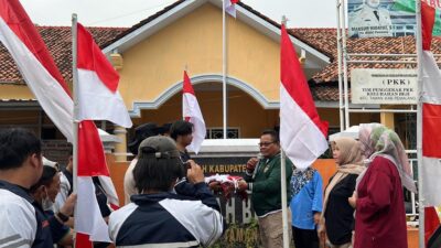Mahasiswa KKN-T Universitas Diponegoro Turut Meriahkan Persiapan HUT RI Ke-78 di Kelurahan Beji