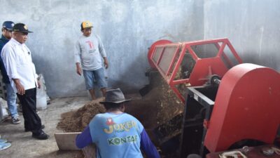 Atasi Kebutuhan Pupuk, Mahasiswa KKN-T UNDIP Dampingi Kerjasama Kelompok Tani Dengan Pengelola Pupuk Kompos